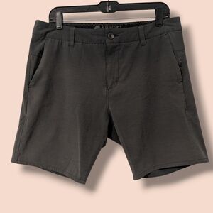 Vuori Men's Warm Grey Tailored Woven Aim Short Size 33 Durable 4-Way Stretch